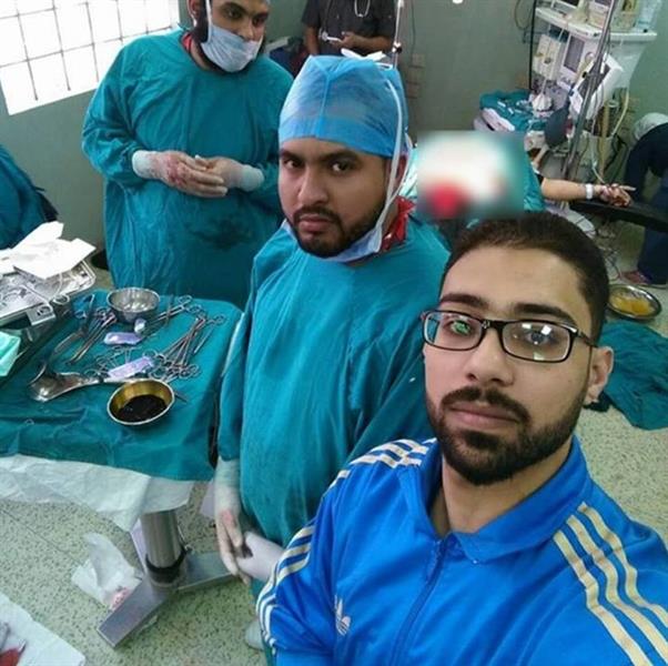 سيلفي مصري يخدش الحياء.. طبيب يلتقط صورة بغرفة الولادة