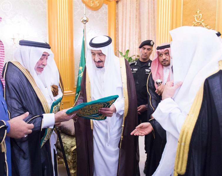بالصور.. خادم الحرمين يستقبل الشيخ السديس