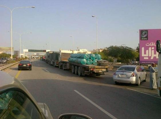 جانب من تكدس الشاحنات على المنفذ