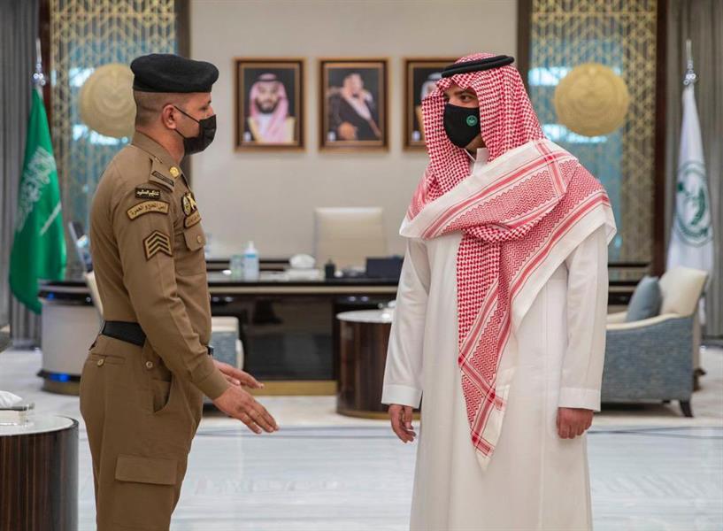 وزير الداخلية يستقبل رجل الأمن الذي منع شخصاً من الصعود لمنبر الحرم المكي يوم الجمعة الماضي 