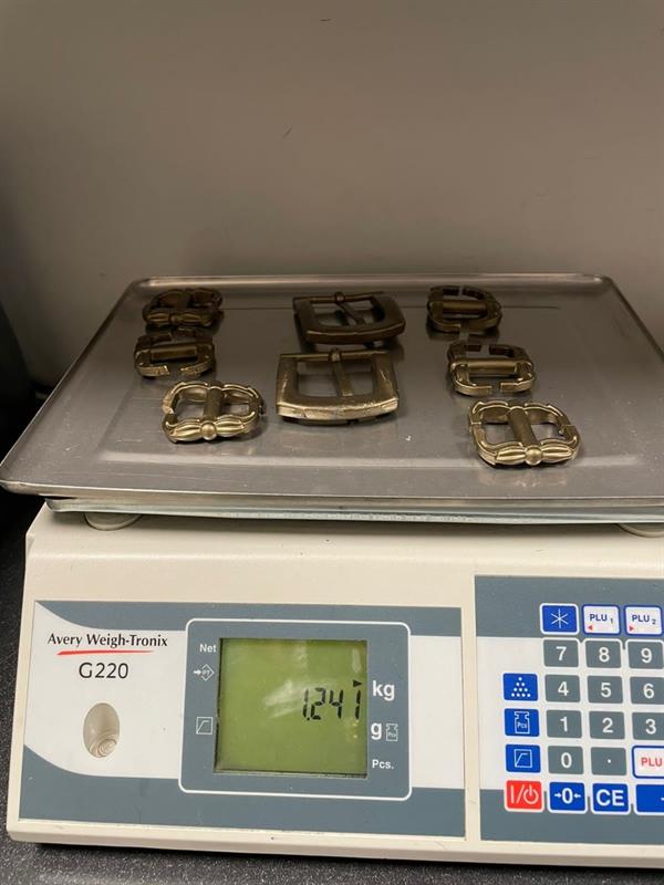 دبي: إحباط محاولة تهريب سبائك ذهبية على شكل حلقات أحزمة مطلية بألوان مغايرة