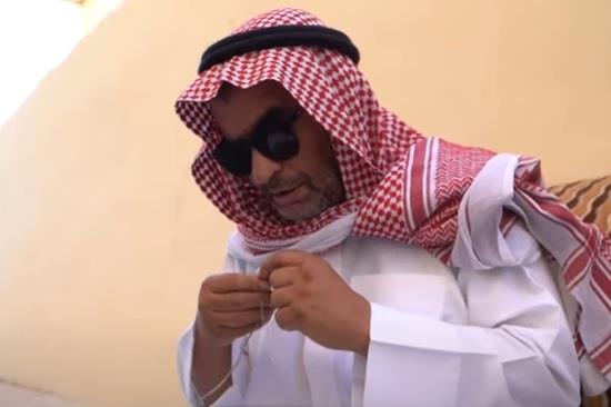 مواطن كفيف يصنع مواد صيد الصقور دون أن يراها من قبل