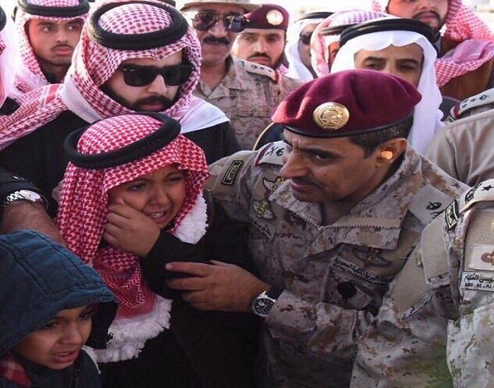 صور مؤثرة لنجل الشهيد السهيان خلال استقباله جثمان والده تُبكي المغردين