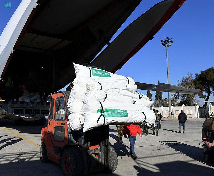 وصول الطائرة الإغاثية الثامنة إلى مطار حلب لمساعدة ضحايا الزلزال