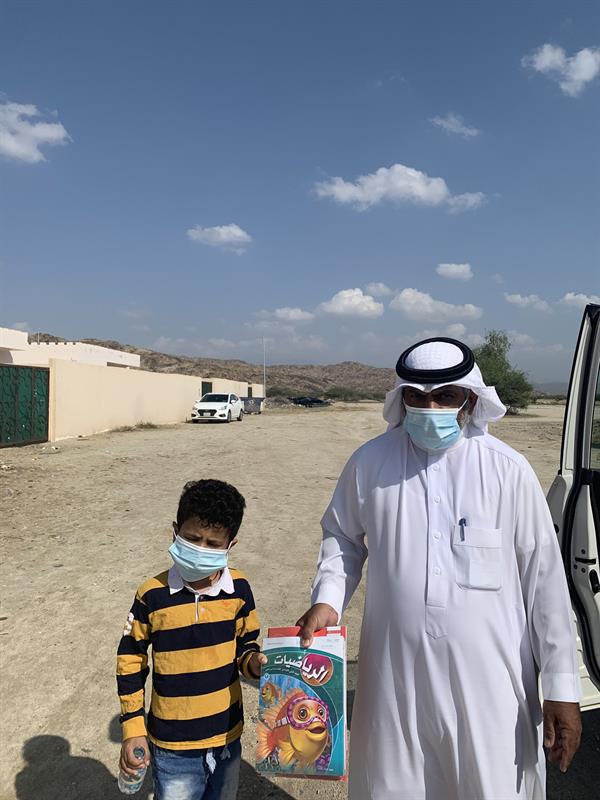 قائد مدرسة بالمخواة يبادر بتوصيل الكتب لمنازل الطلاب   