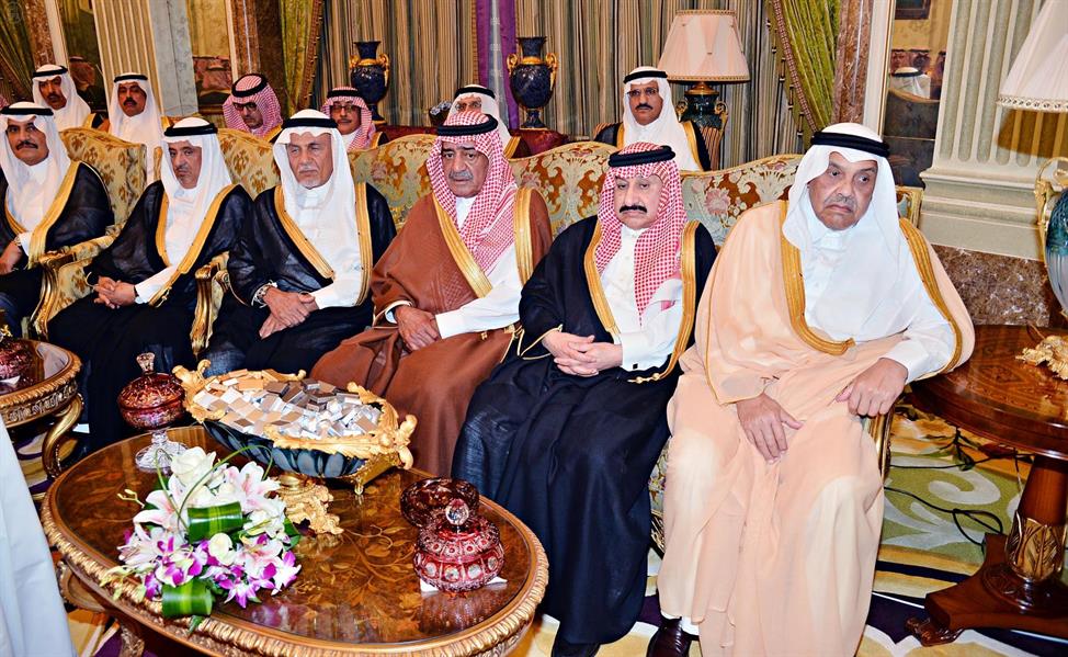 خادم الحرمين الشريفين يستقبل المهنئين بشهر رمضان 