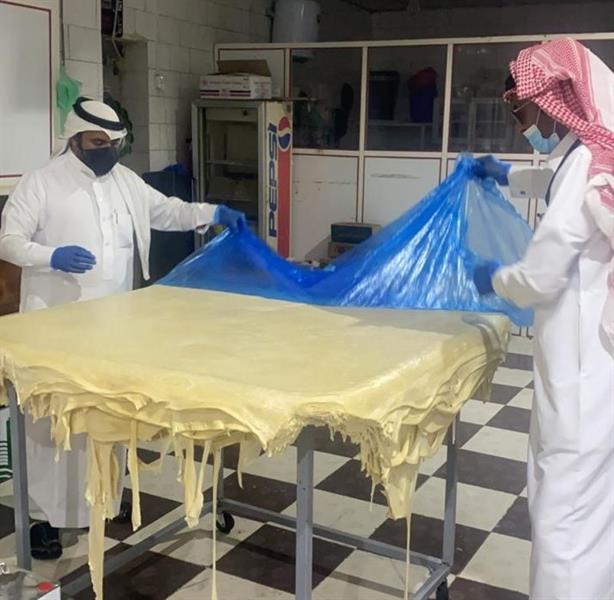 ضبط عمالة وافدة حولت محلاً خالياً بعد حجبه بالستائر إلى معمل لإنتاج 