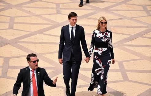 نفاد كل الكميات المعروضة من فستان إيفانكا الذي ارتدته في المملكة.. تعرف على سعره - صور نفاد كل الكميات المعروضة من فستان إيفانكا الذي ارتدته في المملكة.. تعرف على سعره - صور