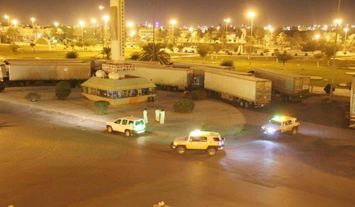 بلاغ يقود لضبط 25 شاحنة تحمل أطنانًا من الدجاج الفاسد قبل توزيعها بالقصيم - صور