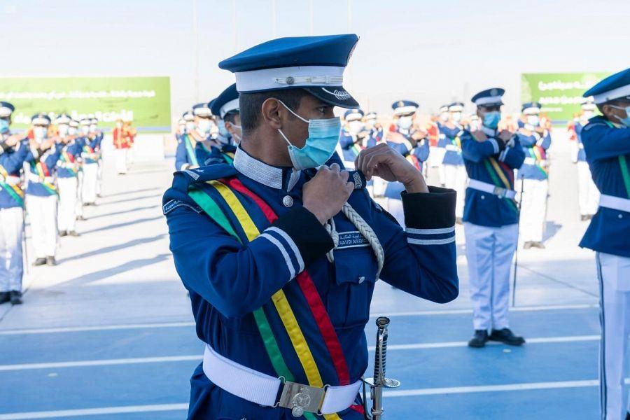 رئيس هيئة الأركان العامة يرعى حفل تخريج الدفعة 99 من طلبة كلية الملك فيصل الجوية