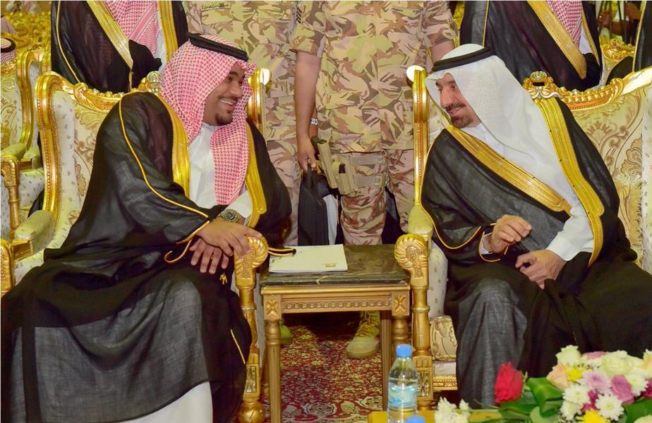 بالصور.. أمير نجران يقبّل أيادي ورؤوس أبناء الشهداء ويشارك أهالي المنطقة العرضة 