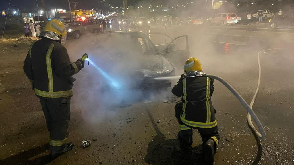 إخماد حريق في مركبة بمحايل عسير 