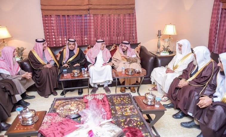 أمير القصيم ينقل تعازي القيادة في الشهيد عبدالله الحوشاني