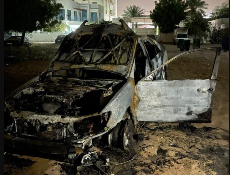 احتراق سيارة بالكامل بعجمان باستثناء مصحفين كانا بداخلها