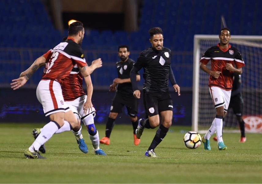 شاهد.. طفل لاعب الشباب يحضر مباراة الرائد من المدرجات‎ لمؤازرة والده
