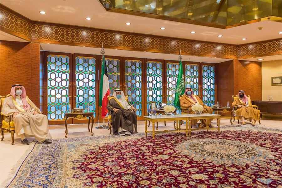 رسالتين من أمير الكويت لخادم الحرمين وولي العهد