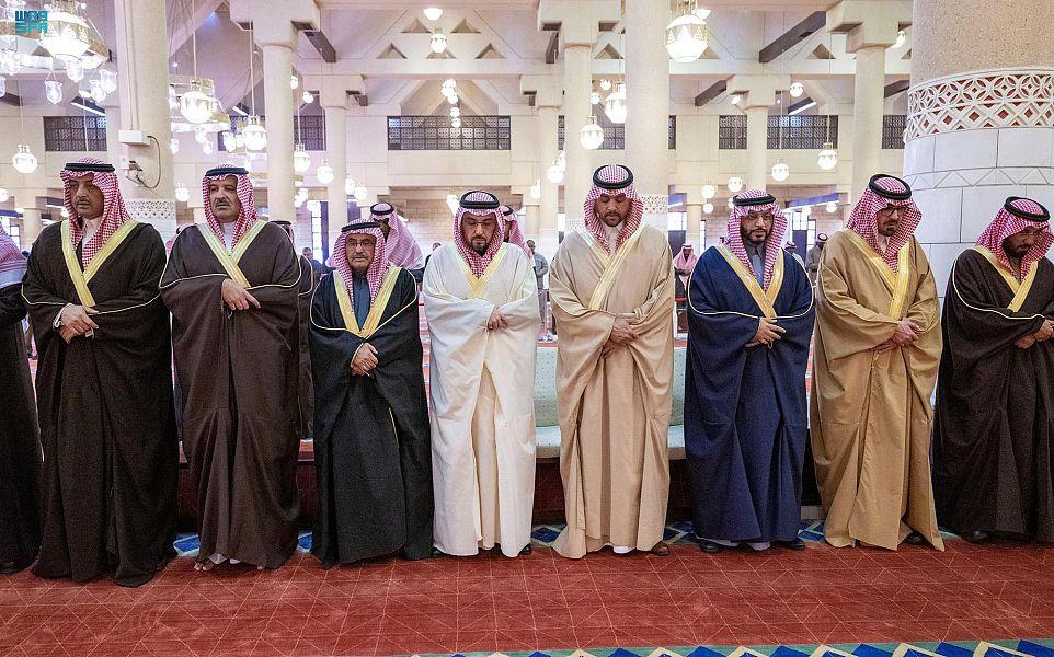 أمير الرياض يؤدي صلاة الميت على الأمير عبدالإله بن سعود 