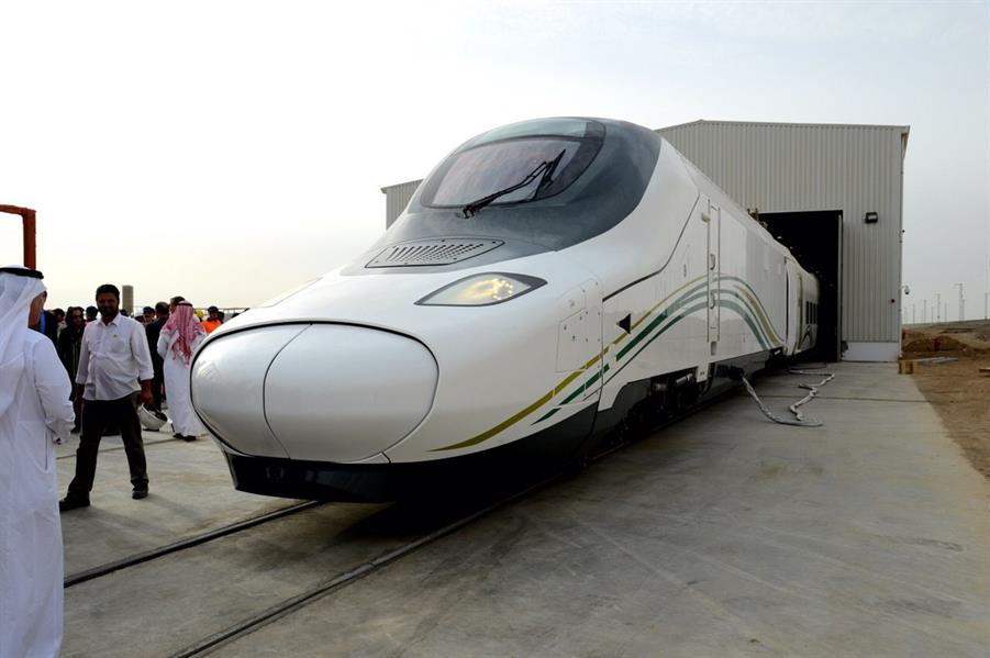 وزير النقل يطلع على عربات قطار الحرمين بالمدينة المنورة