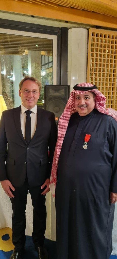 السفير الفرنسي يمنح المهندس الحقيل وسام جوقة الشرف برتبة السفير الفرنسي يمنح المهندس الحقيل وسام جوقة الشرف برتبة