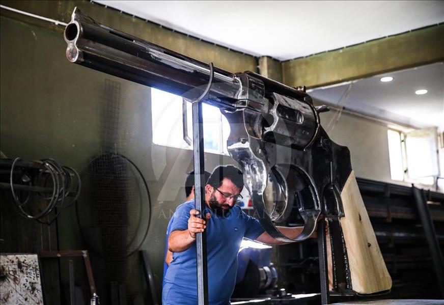 بطول 3 أمتار ووزن 100 كغ.. حداد تركي يصنع مسدسا عملاقا