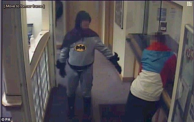 رجل وطواط اقتاد احد المطلوبين الى لعدالة إلى مركز شرطة في بريطانيا