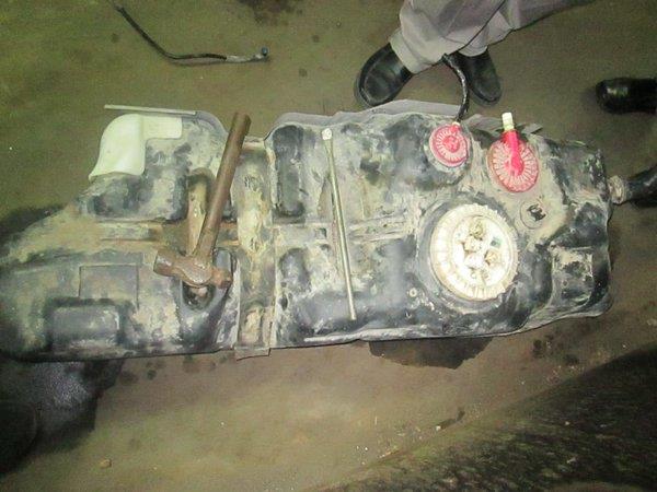 بالصور.. جمرك جسر الملك فهد يُحبط تهريب أكثر من 300 زجاجة خمر