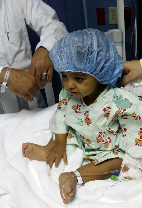 الحكم البيشي يقطع إجازته ليقدم جزءاً من كبده لابنة شقيقه ذات العام الواحد (صور)