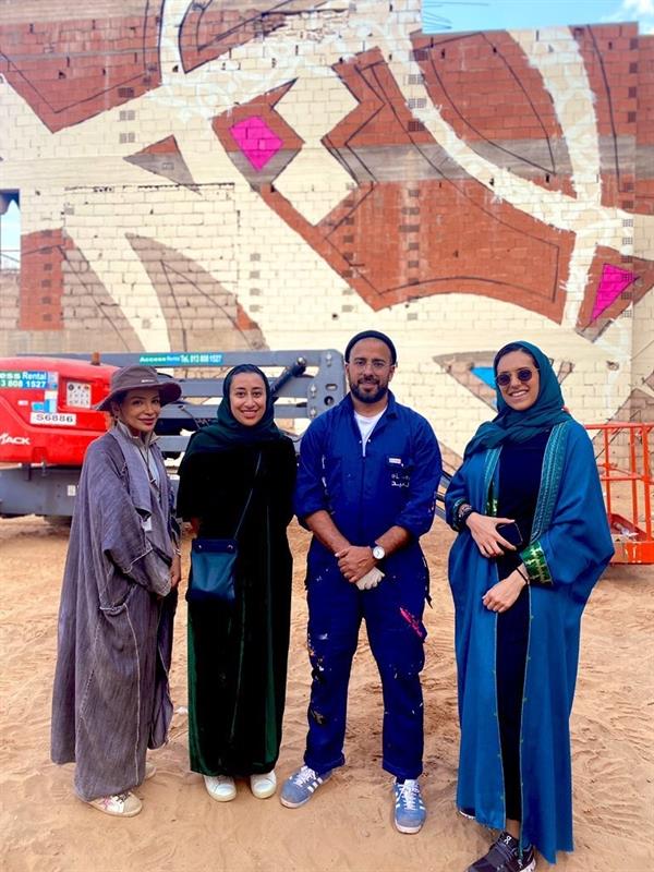 الأميرة هيفاء تشارك فنانًا عالميًا في رسم جدارية بالعلا
