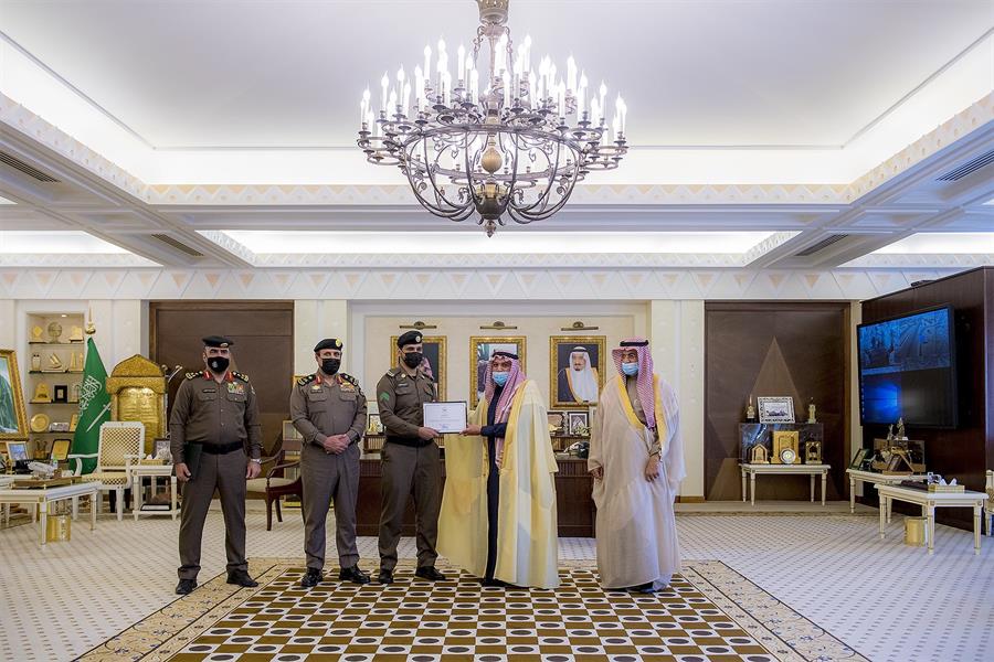 لإطاحتهم بمواطن انتحل صفة رجل أمن.. أمير القصيم يكرّم عدداً من منسوبي إدارة المرور 