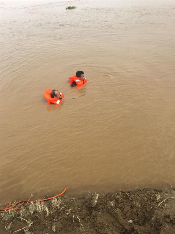 العثور على جثة ثلاثيني جرفت السيول مركبته بالعارضة وانتشال غريق يمني في صبيا