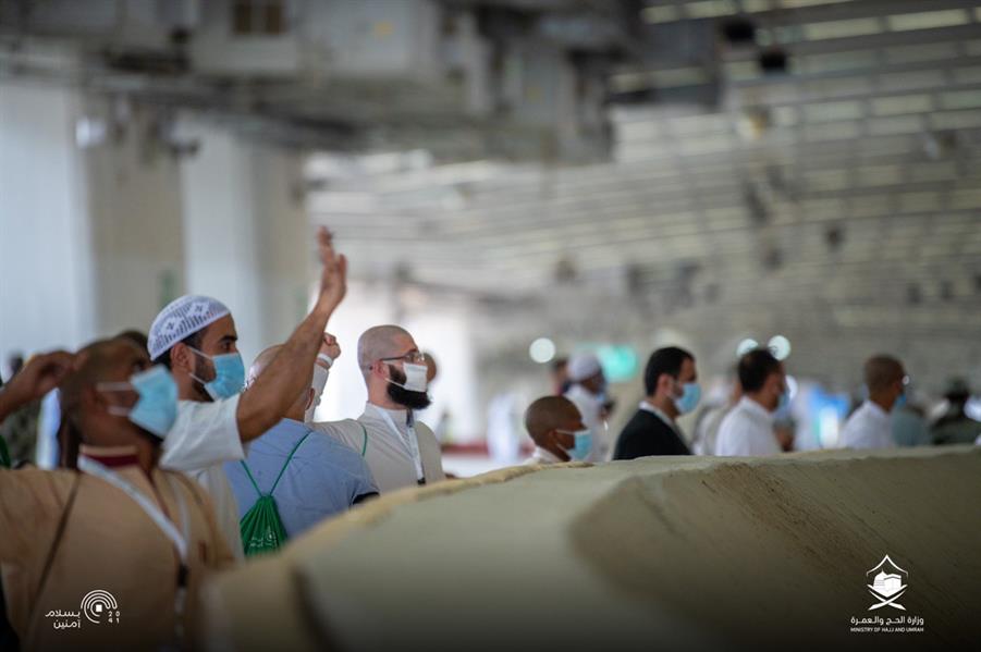 ضيوف الرحمن يرمون الجمرات الثلاث في أول أيام التشريق 