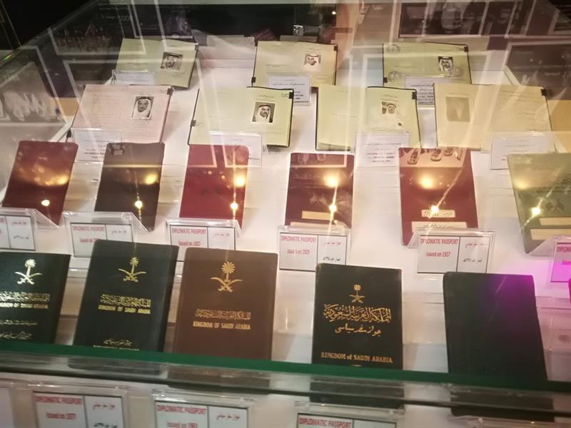 بالصور.. عرض جوازات نادرة للملك فيصل وابنه سعود والملك فهد والأمير نايف بن عبدالعزيز