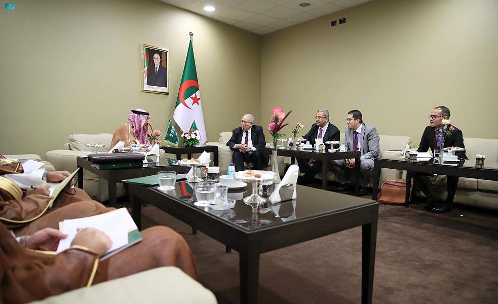 نائب وزير الخارجية يلتقي وزير الخارجية الجزائري  