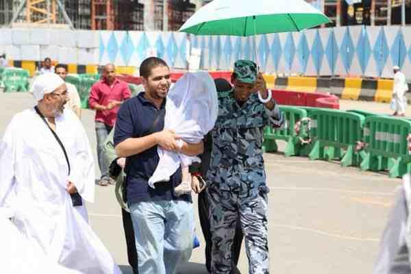 صور ترصد إنسانية رجال الأمن بجانب تطبيق النظام خلال الحج