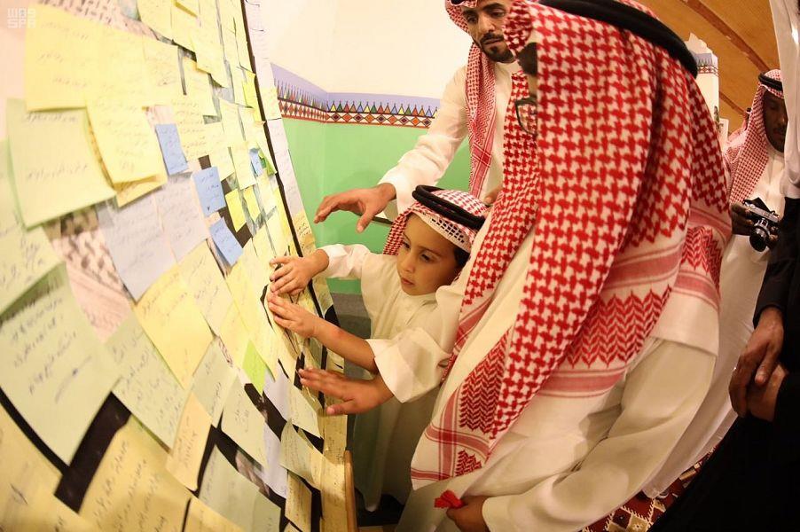 هذا ما كتبه أمير عسير على صورة الأمير منصور بن مقرن (صور)