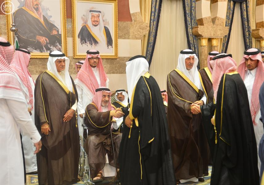 خالد الفيصل يستقبل بمنزله الأمير مقرن والمعزّين من أمراء ومسؤولين ومواطنين ووفود دول