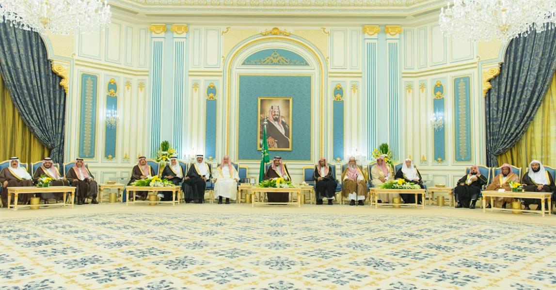 خادم الحرمين يستقبل عدد من الأمراء ومفتي المملكة وجمع من العلماء والمواطنين