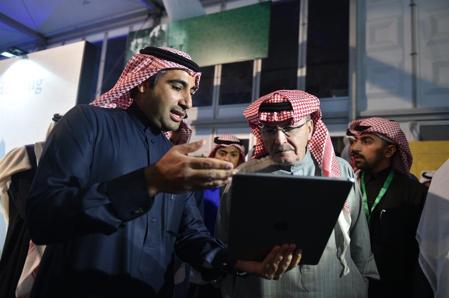 خالد بن عبدالله يزور جناح والده بـ 