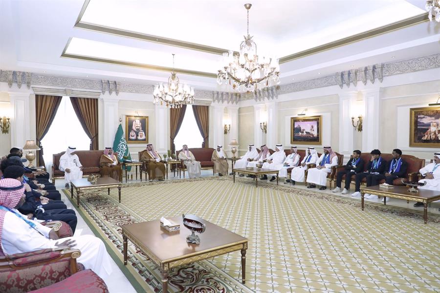 محافظ جدة يتسقبل فريق مدرسة الرازي الثانوية