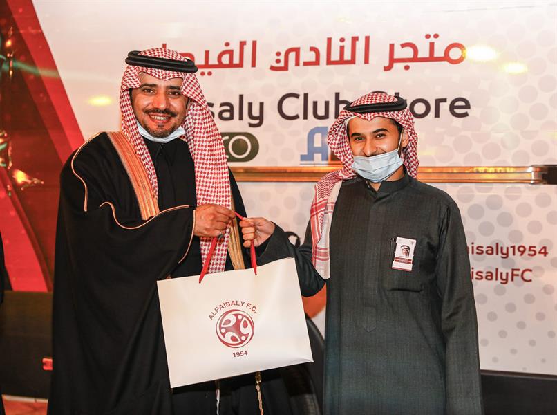 متجر الفيصلي المتنقل يُشارك في مهرجان شتاء الغاط 2021 (صور)