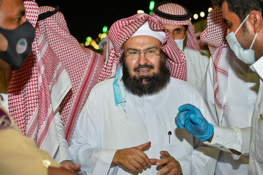 شاهد.. "السديس" يتذوق منتجات مزارعي الرمان في مهرجان الشيحية بالقصيم 