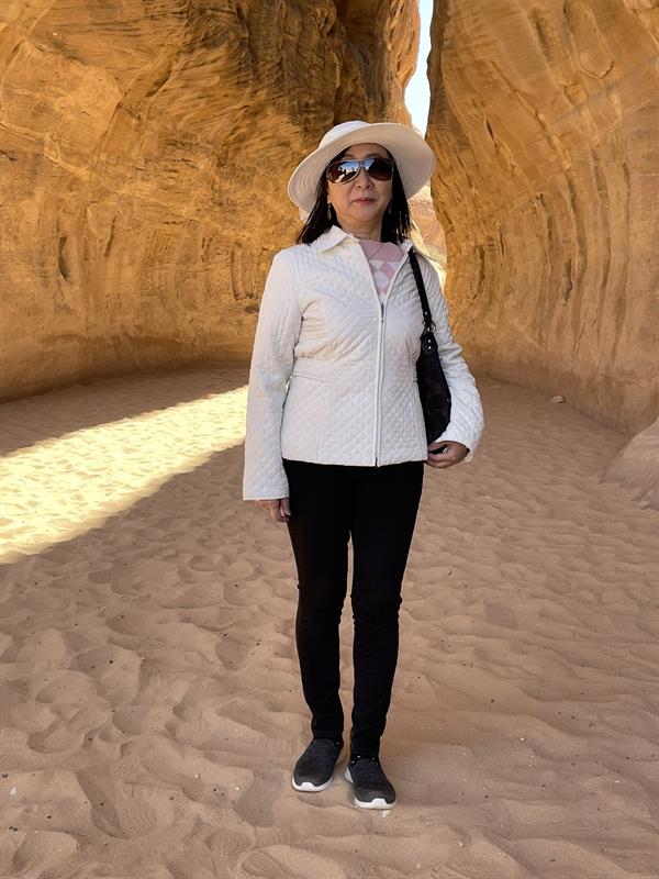 سفير اليابان وزوجته يتجولان في العلا