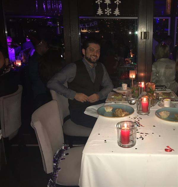 صورة المواطن وهو في المطعم