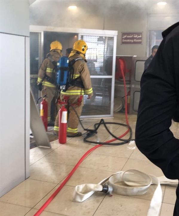 بالفيديو والصور.. نشوب حريق في غرفة تدخين بمطار الكويت الدولي