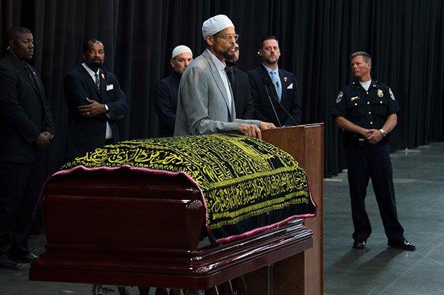 إقامة صلاة الجنازة على بطل الملاكمة محمد علي كلاي .. وأردوغان أبرز الحاضرين ( فيديو وصور)  