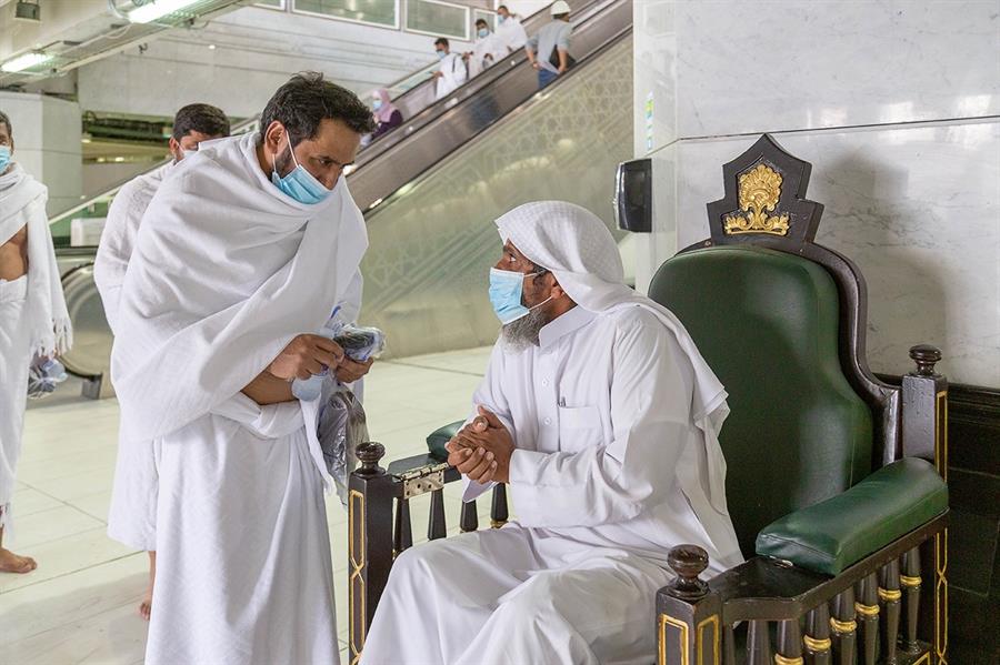 لبس الكمامة والمعقمات العطرية تتصدر الفتاوى