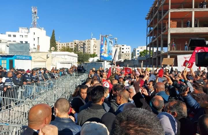 تونس.. متظاهرون ضد قرارات الرئيس يحاولون اختراق حواجز الأمن