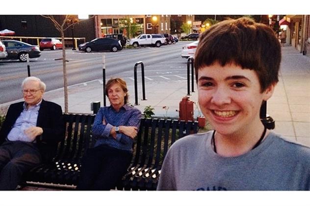 صورة الطفل وخلفة بافيت وماكرتني