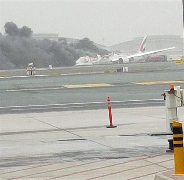 حريق في طائرة يغلق مطار دبي مؤقتا حريق في طائرة يغلق مطار دبي مؤقتا