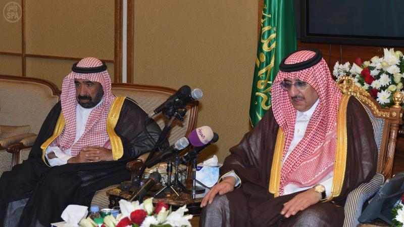 بالصور: وزير الداخلية يزور أسر شهداء الواجب في مقر إقامتهم بمكة المكرمة